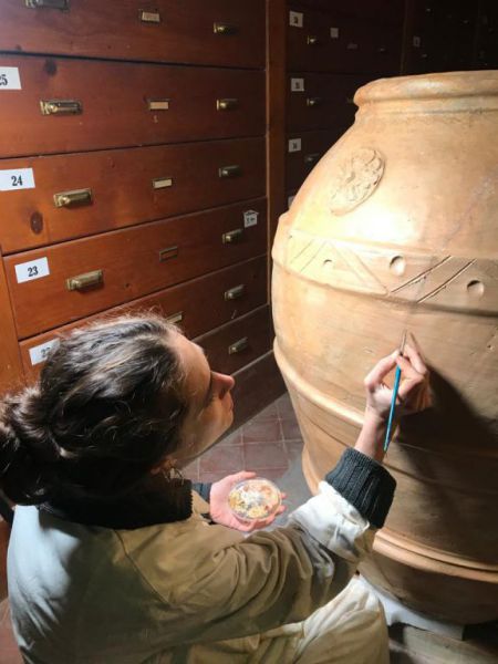 Museo archeologico nazionale "Gaio Cilnio Mecenate" (Arezzo). Un prezioso orcio settecentesco ritrova il suo aspetto originario dopo il restauro.