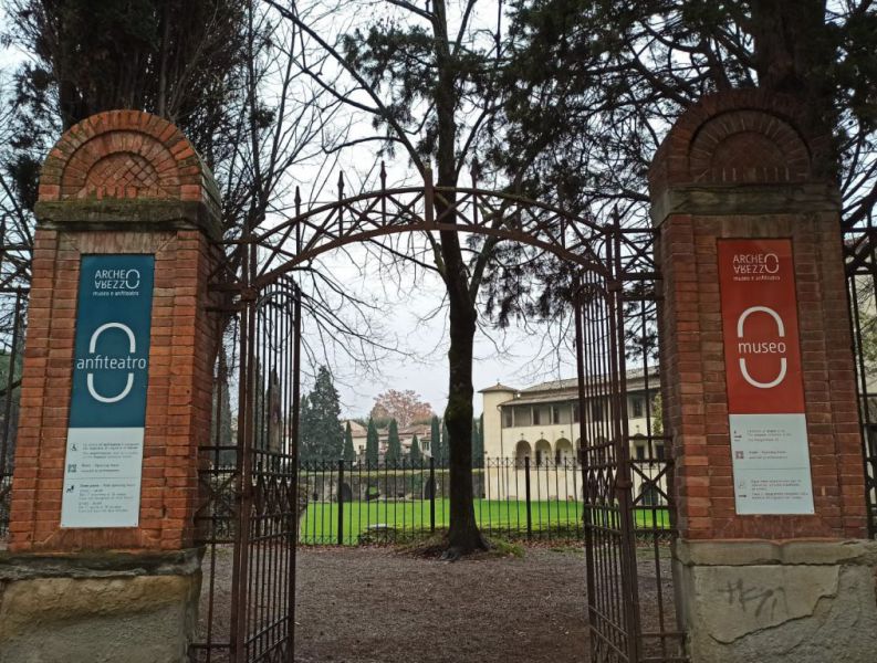 Arezzo - Museo Archeologico Nazionale "Gaio Cilnio Mecenate" e Anfiteatro romano. Grazie all'Art Bonus pronta la nuova segnaletica esterna.