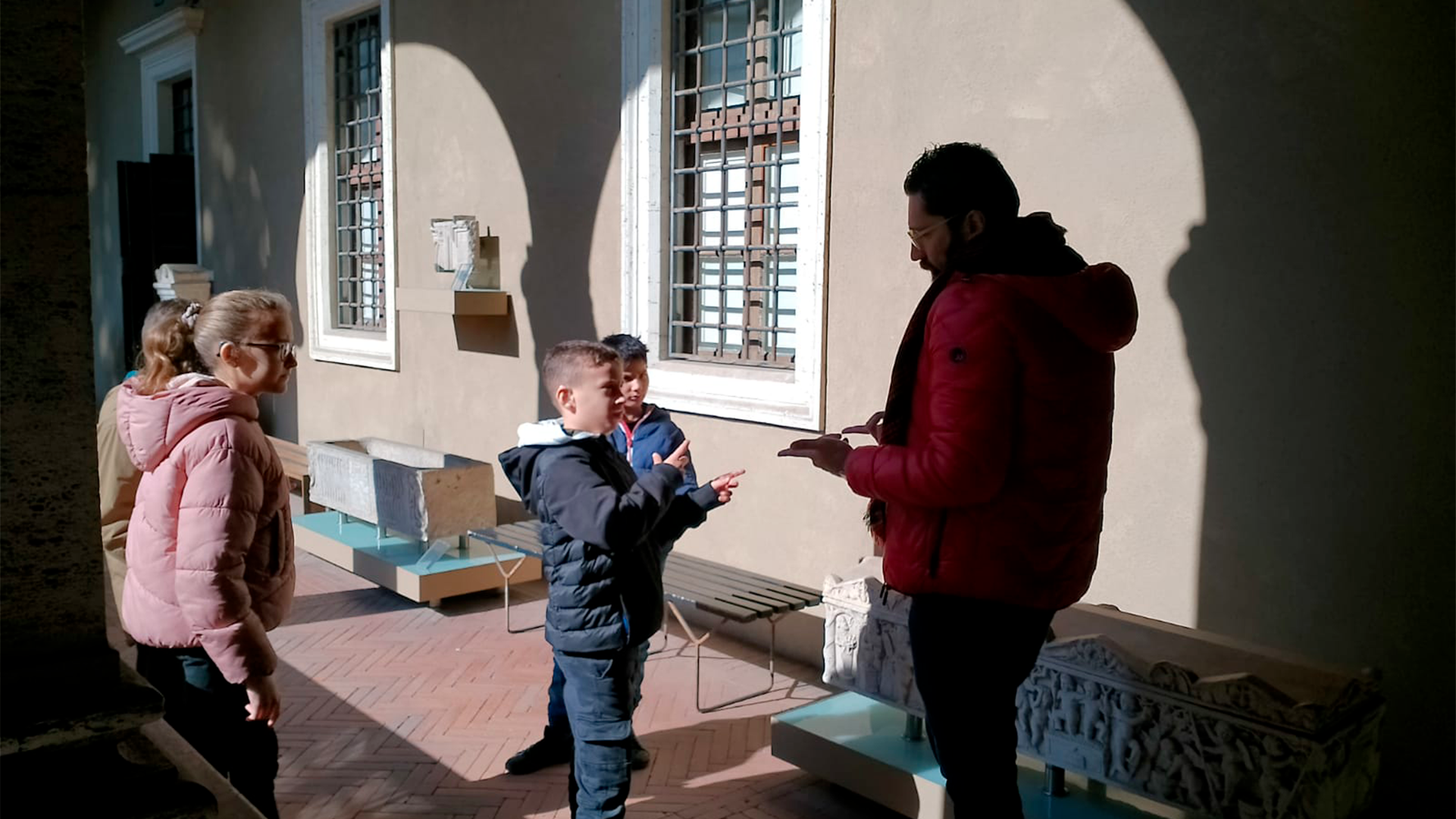 Arte e Storia al servizio di tutti – Laboratorio a Palazzo Venezia in Lingua dei Segni Italiana (LIS) Sabato 13 maggio, ore 11.00 Visita con laboratorio per bambini in Lingua dei Segni Italiana