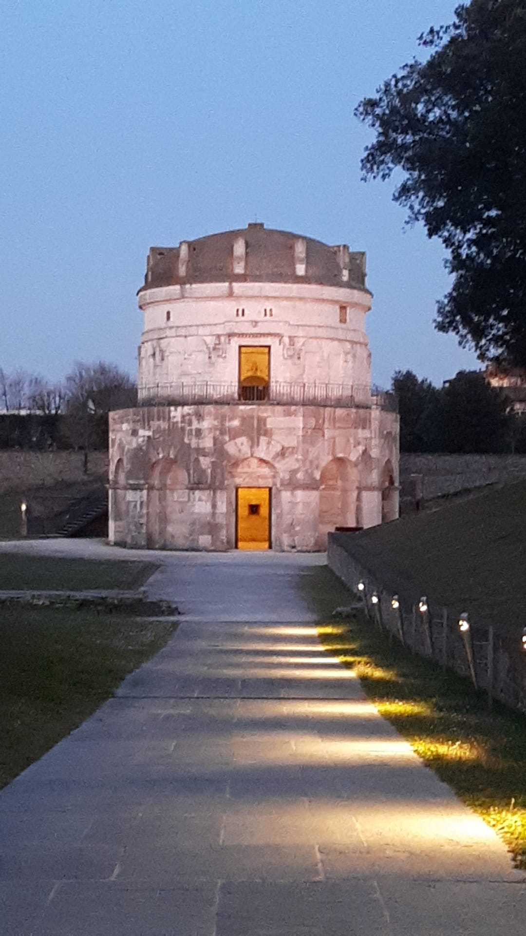 “Non è il sole”, è nuova luce… Inaugurazione dell’impianto di illuminazione interna al Mausoleo di Teodorico