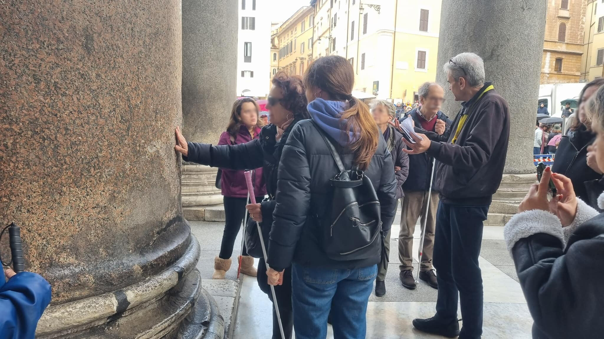 Ad occhi chiusi, il Pantheon attraverso i sensi. Visita guidata speciale inclusiva per non-vedenti ed ipo-vedenti