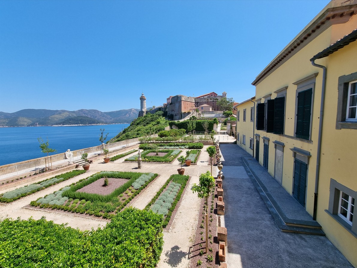 Concluso il grande progetto di restauro finanziato dal PNRR riaprono al pubblico la Palazzina dei Mulini e i giardini storici restaurati. Inaugurata la mostra di Andrea Roggi “50 Years of Creation” nelle Residenze Napoleoniche
