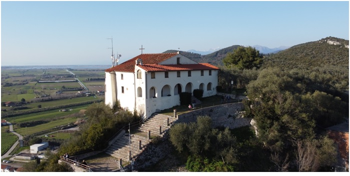 Il Castello di Santa Maria – i resti della fortificazione medievale fra gli olivi e il paesaggio collinare toscano