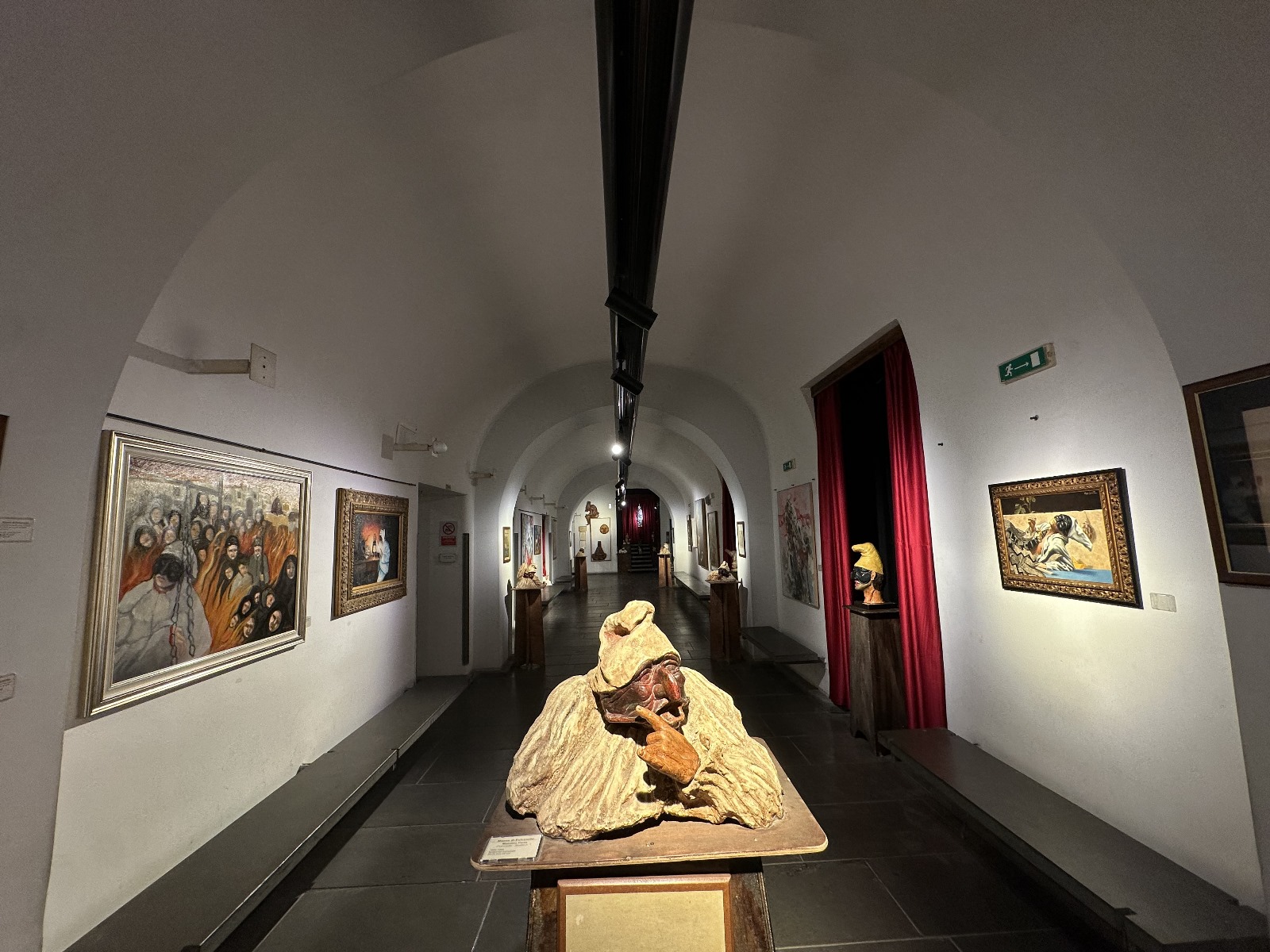 La Corte di Pulcinella: Architettura, Maschera e Memoria