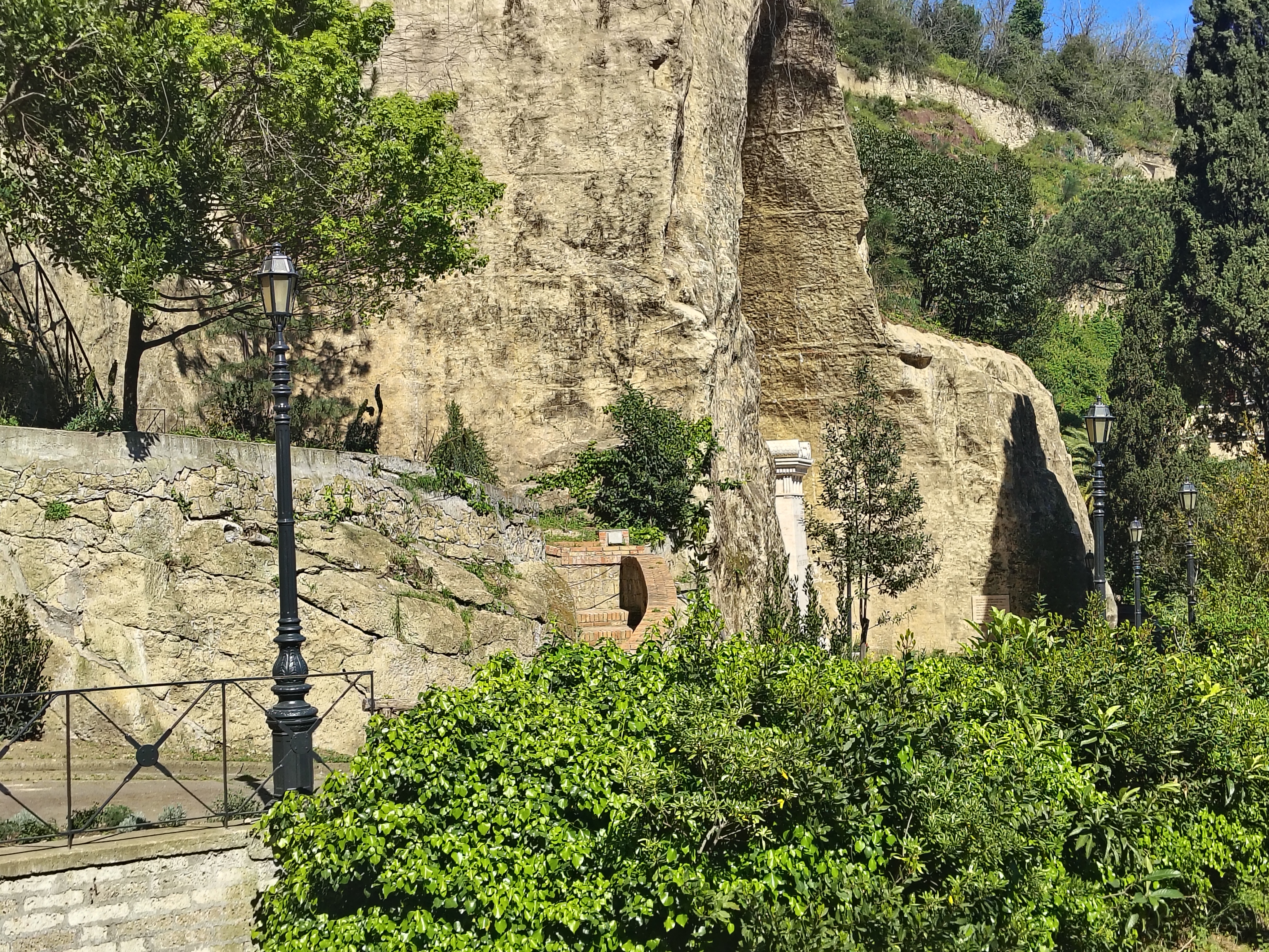 FERRAGOSTO AL PARCO DELLE TOMBE DI VIRGILIO E LEOPARDI