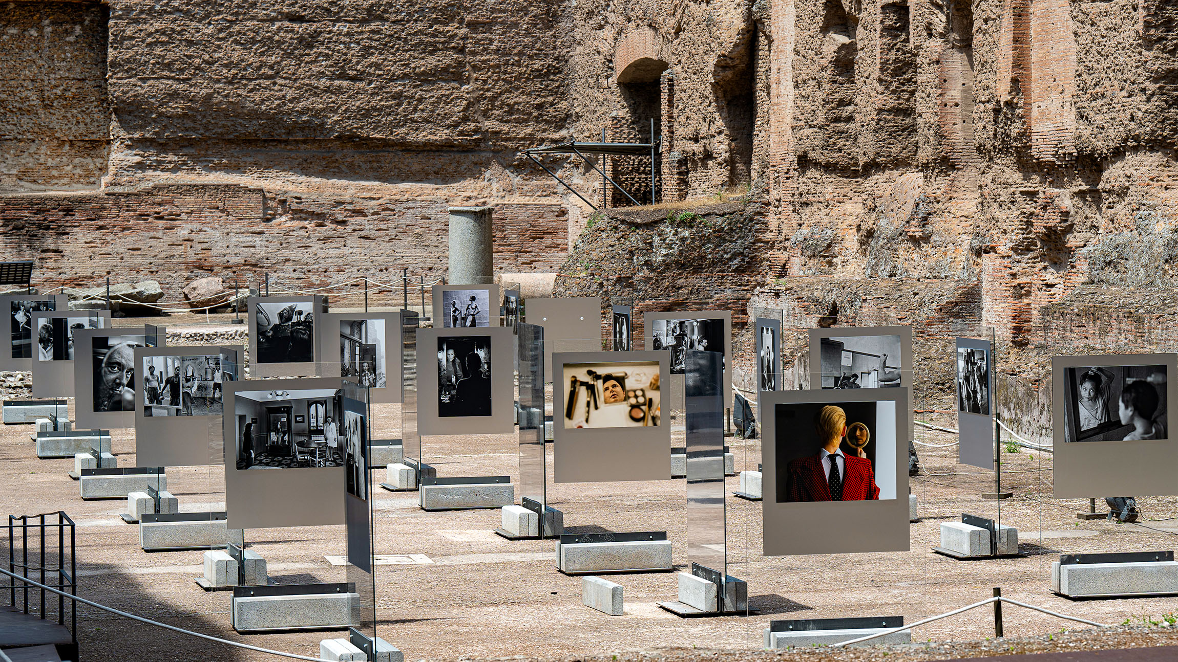Alle Terme di Caracalla la mostra Narciso. La fotografia allo specchio