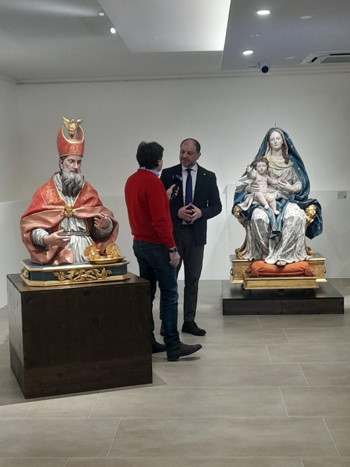 La Soprintendenza Archeologia belle arti e paesaggio per le province di Caserta e Benevento ha inaugurato oggi la mostra “COLORI DIVINI. La scultura lignea del Settecento in Terra di Lavoro”