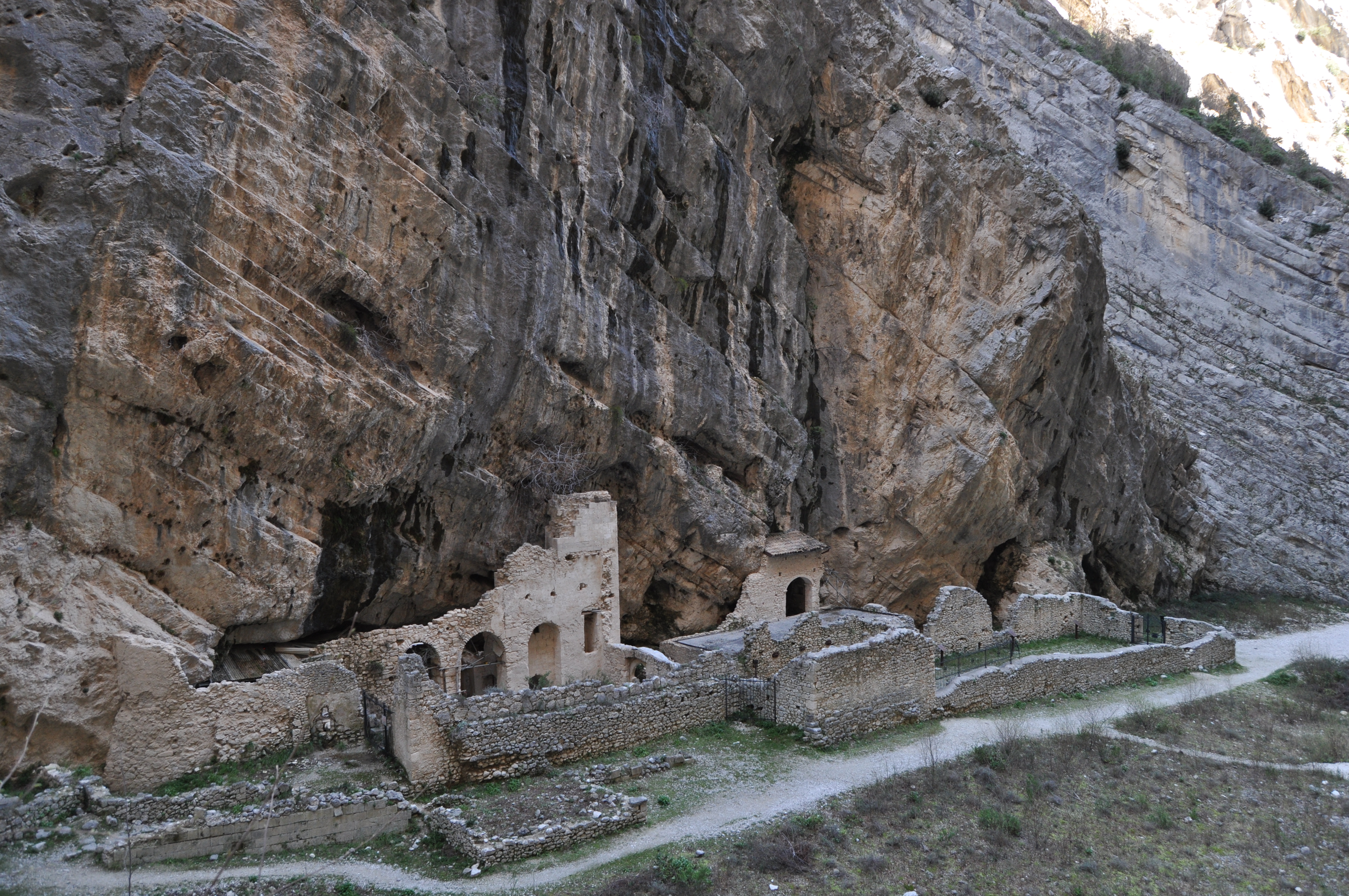 L’abbazia di San Martino in Valle della Fara nelle fonti documentarie e d’archivio