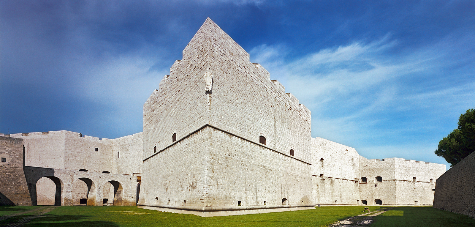 Spettacoli teatrali in piazza d’armi del castello