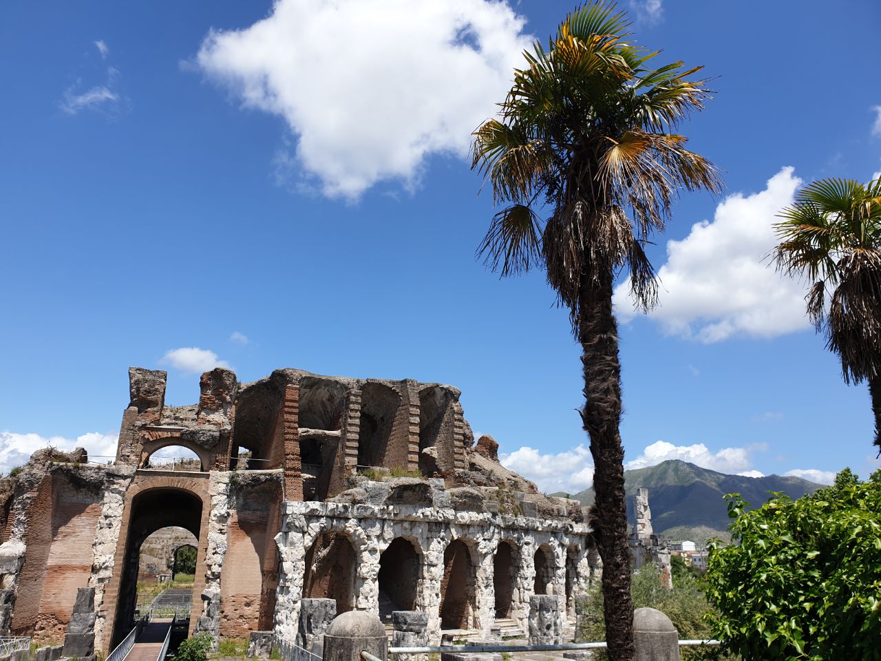 1. La Capua antica e la Capua nuova: eredità narrate, eredità raccolte in un gioco che coinvolge il patrimonio condiviso di due città storiche. 2. Il racconto di Capua antica nella città moderna